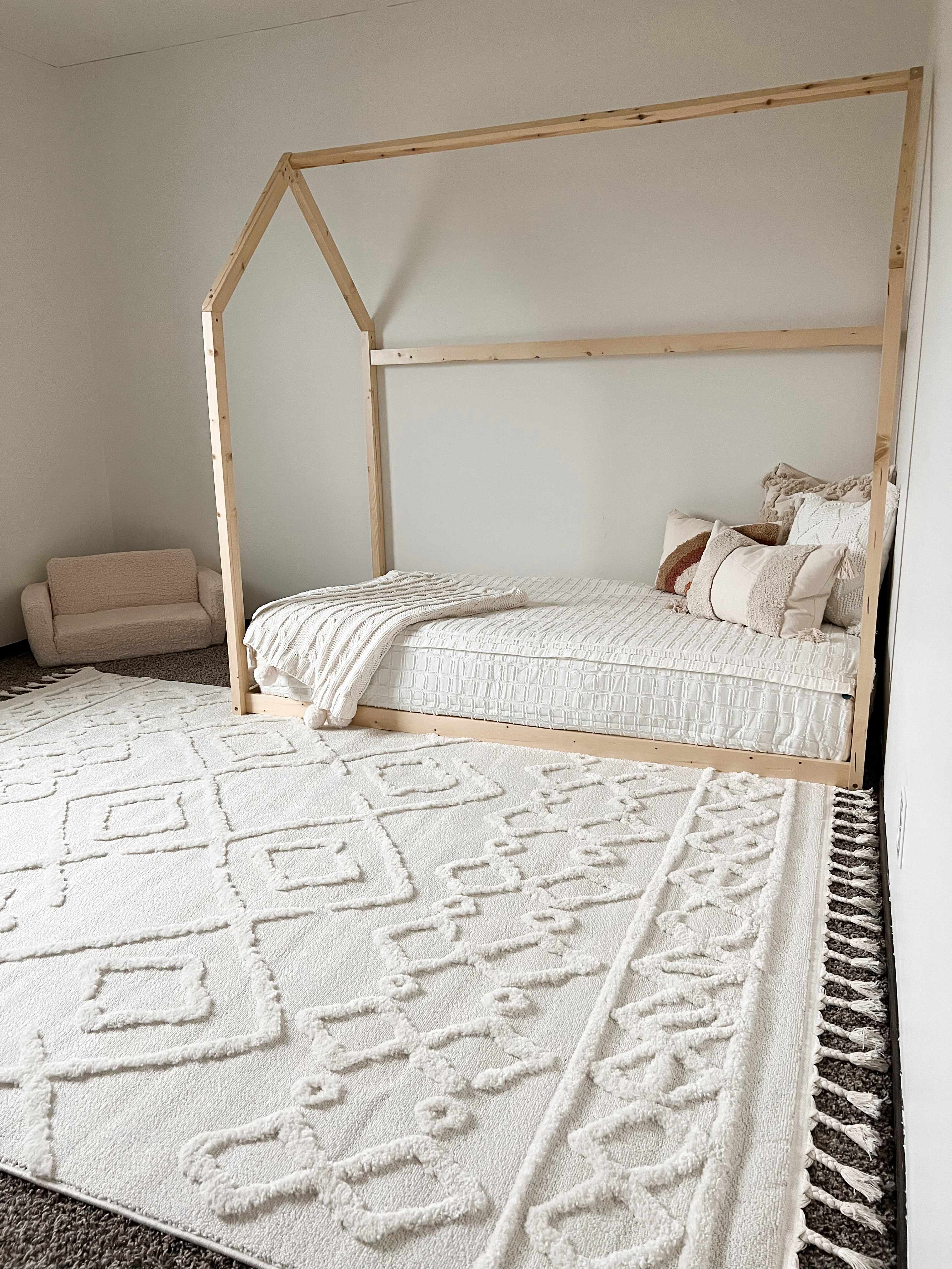 Gyundyukoru 6'7in x 9' Area Rug - Hauteloom